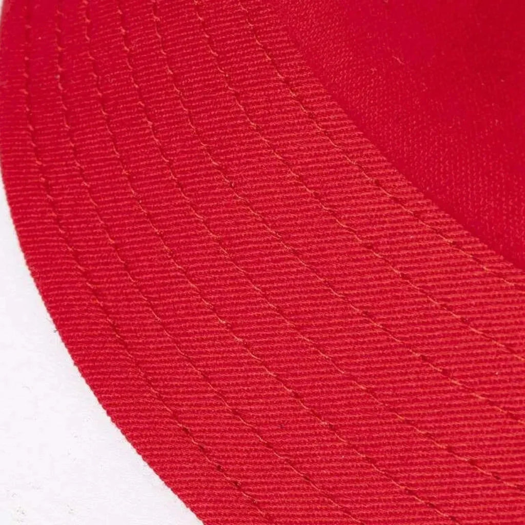 Detalle de las costuras del ala del gorro bucket