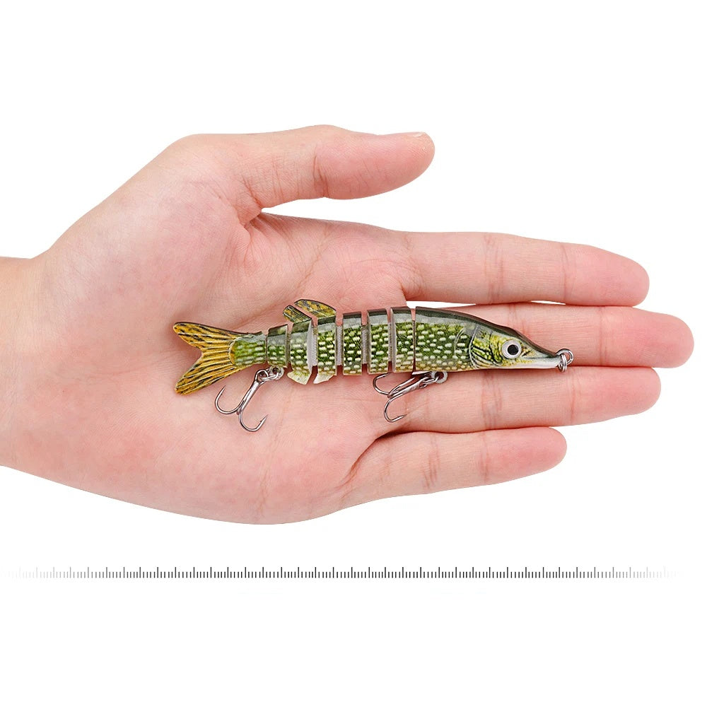 Crankbait de 10 cm sobre la mano, para ver el tamaño