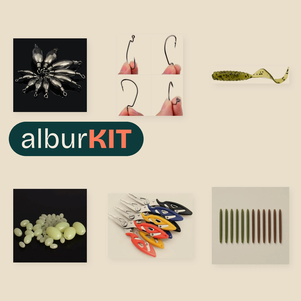 Kit Black Bass Texas de albur: piezas del kit sobre fondo arena; algunas se muestran con imagen ilustrativa (Lastres de bala de latón deslizantes, 10 uds; Anzuelos para vinilo, caja de 50; Gusanos de silicona, 20/30 uds; Cuentas de pesca antideslizantes y luminosas, 100 uds; Alicates de pesca de acero inoxidable; Vinilos de 7,5 cm, 12 uds).