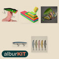 Kit Novato Playa y Mar de albur: piezas del kit sobre fondo arena; algunas se muestran con imagen ilustrativa (Popper de superficie 93 mm; Plaquetas de EVA para bajos 21 cm, pack de 5; Gambas artificiales montadas, pack de 7; Stickbait hundido 90 mm 18 g; Minnows de lanzamiento largo 8,5 cm, pack de 5).