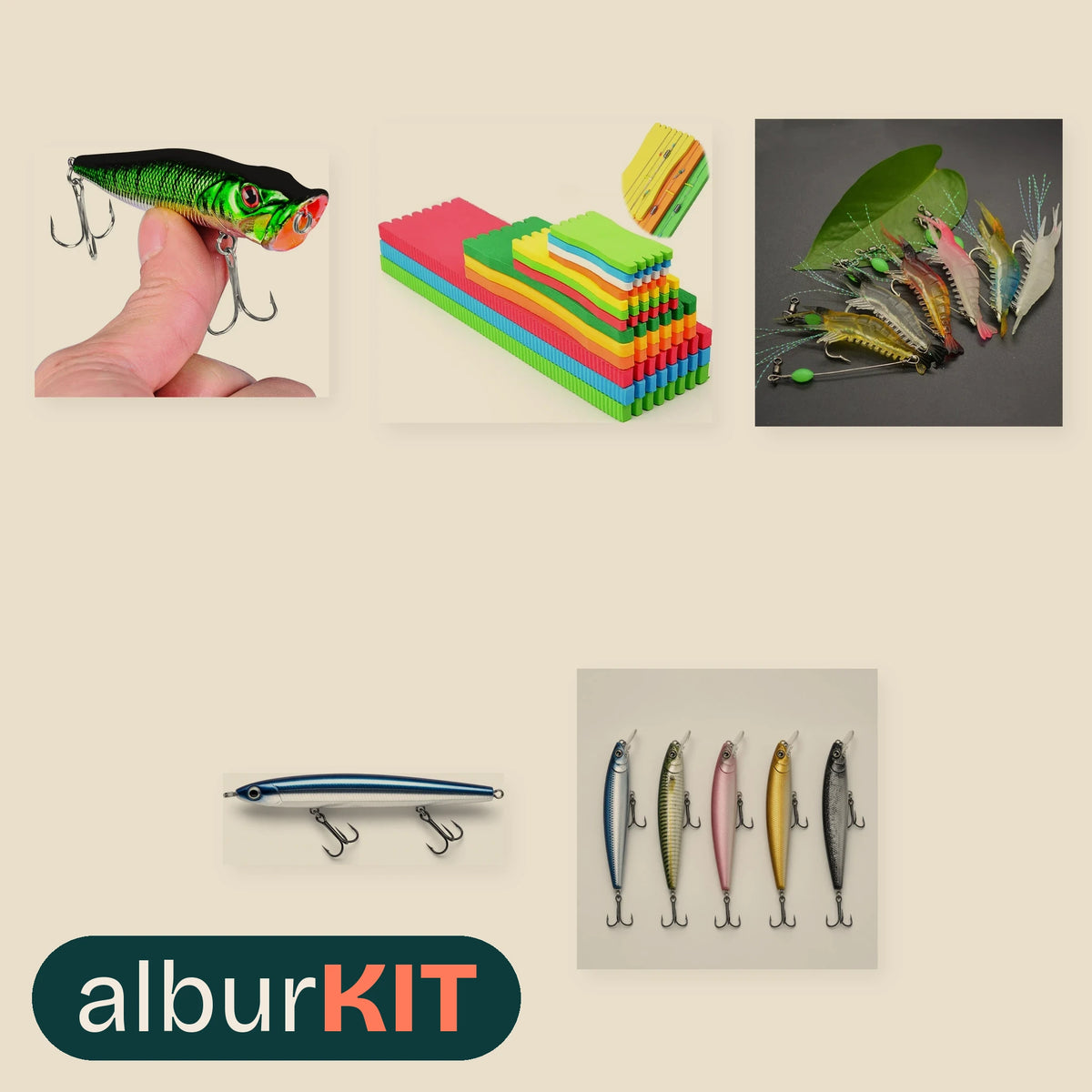 Kit Novato Playa y Mar de albur: piezas del kit sobre fondo arena; algunas se muestran con imagen ilustrativa (Popper de superficie 93 mm; Plaquetas de EVA para bajos 21 cm, pack de 5; Gambas artificiales montadas, pack de 7; Stickbait hundido 90 mm 18 g; Minnows de lanzamiento largo 8,5 cm, pack de 5).