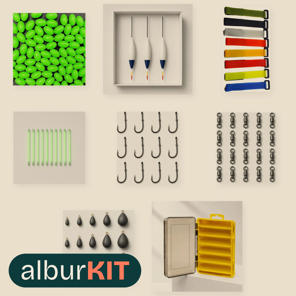 Kit Pesca Nocturna con Boya de albur: piezas del kit sobre fondo arena; algunas se muestran con imagen ilustrativa (Cuentas blandas luminosas, 200 uds; Flotadores de balsa, 3 uds en caja; Correas de gancho y bucle para cañas, 10 uds; Barras luminosas químicas para punta de caña y flotador, 10/50 uds; Anzuelos baitholder, 200 uds n.º 4; Emerillones de rodamiento, 20 uds; Lastres de tungsteno de lanzamiento, 15 uds (2–20 g); Caja de señuelos de doble cara).