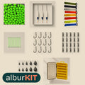 Kit Pesca Nocturna con Boya de albur: piezas del kit sobre fondo arena; algunas se muestran con imagen ilustrativa (Cuentas blandas luminosas, 200 uds; Flotadores de balsa, 3 uds en caja; Correas de gancho y bucle para cañas, 10 uds; Barras luminosas químicas para punta de caña y flotador, 10/50 uds; Anzuelos baitholder, 200 uds n.º 4; Emerillones de rodamiento, 20 uds; Lastres de tungsteno de lanzamiento, 15 uds (2–20 g); Caja de señuelos de doble cara).